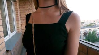 Парень наказывает девушку сексом за курение на балконе