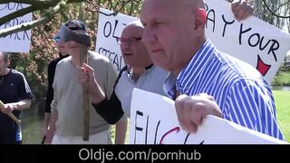 Богатая сучка удовлетворяет стариков демонстрантов