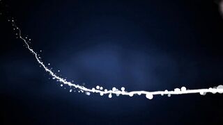 Кудрявая молодая блондинка сосет чнрные члены и наслаждается генг бенгом