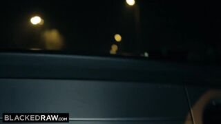 Негры подобрали блондинку на дороге и растянули ее очко и киску