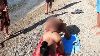 Пришла позагорать на пляже а ее выебали трое мужиков по очереди
