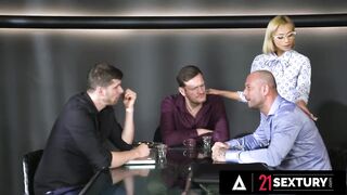 Трое друзей не устояли перед сексуальностью официантки