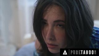 Три доктора лечат беременную брюнетку жесткой групповухой