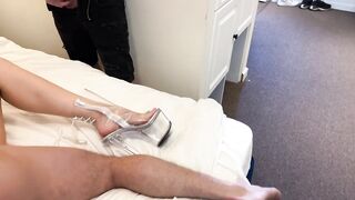 Девушка вошла в комнату к четверым парням и нарвалась на групповуху