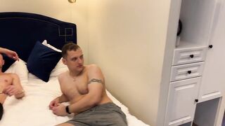 Девушка вошла в комнату к четверым парням и нарвалась на групповуху