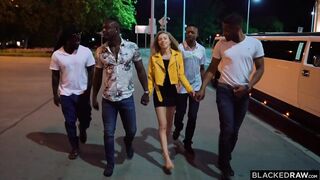 Блондинка повелась на роскошный лимузин и попала на генг бенг