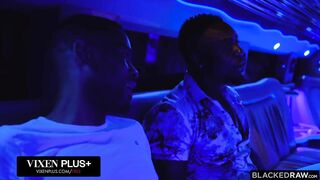 Блондинка повелась на роскошный лимузин и попала на генг бенг