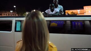 Блондинка повелась на роскошный лимузин и попала на генг бенг