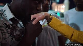 Блондинка повелась на роскошный лимузин и попала на генг бенг