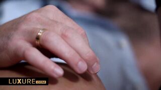 Горячая страстная брюнетка наслаждается групповухой с троими ебарями