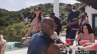 Ненасытная развратница удовлетворяется межрасовым генг бенгом