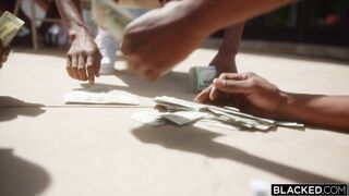 Ненасытная развратница удовлетворяется межрасовым генг бенгом