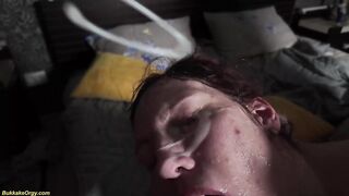 Двое друзей удовлетворяют худенькую телочку двойным проникновением