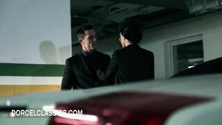 Жена богача занялась тройничком с незнакомцами на парковке