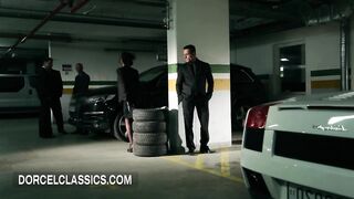 Жена богача занялась тройничком с незнакомцами на парковке