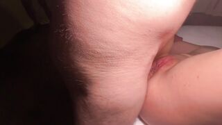 Худенькая брюнетка развлекает двоих парней своими дырочками