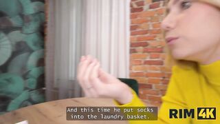 Развратная милфа и молодая телка устроили жмж тройничок