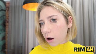 Развратная милфа и молодая телка устроили жмж тройничок