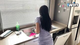 Оттрахал горячую домохозяйку на кухне у плиты