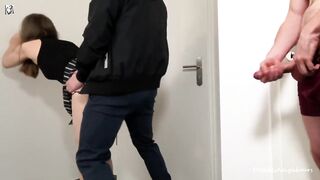 Красотка думала это ее парень, а страстно трахнулась с курьером