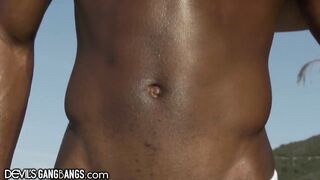 Очаровала четверых чернокожих парней и нарвалась на генг бенг