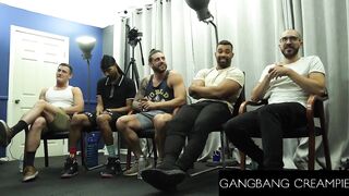 Худенькая красотка дает интервью и демонстрирует навыки группового хардкора