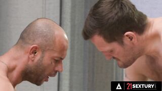 Блондинке захотелось экстремального секса и она совратила троих ебарей