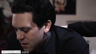 Батюшка успокоил молодую вдову после похорон ее мужа