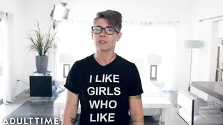 Нежные и очаровательные лесбиянки встретились у общей подруги