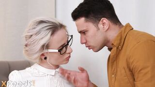 Худенькая студентка возбудилась увидав член спящего парня