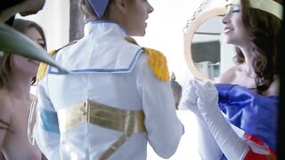 Девушки собрались на вечеринку супер героев и устроили косплей секс