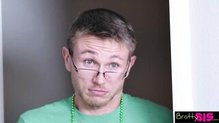 Молоденькие распутницы устроили страстный жмж со зрелым мужиком