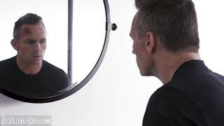 Татуированная молодая брюнетка наслаждается чувственным сексом