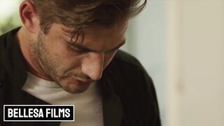 Сексуальная блондинка попросила парня застегнуть платье а он жестко выебал ее на кухне