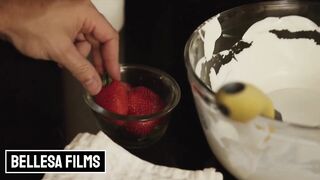 Сексуальная блондинка попросила парня застегнуть платье а он жестко выебал ее на кухне