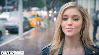 Сексуальная блондинка совратила парня подруги на страстный секс