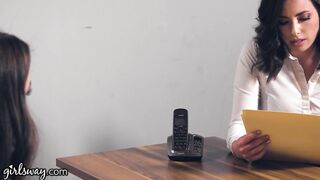 Босса лесбиянку подкупила трудная сотрудница страстным лесбийским сексом