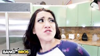 Очкарик хорошенько выебал молоденьких сексуальных сестер по очереди