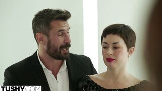 Блондинка дождалась когда любовник уложит пьяную жену спать и дала выебать в жопу