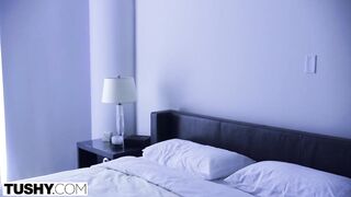 Блондинка дождалась когда любовник уложит пьяную жену спать и дала выебать в жопу