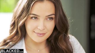 Негр пролил кофе на шикарную коллегу и совратил ее на межрасовый секс