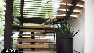 Негр пролил кофе на шикарную коллегу и совратил ее на межрасовый секс