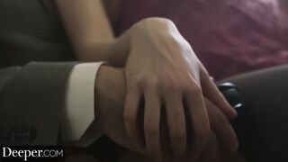 Худенькая молодая телочка соблазнила зрелого любителя хардкор секса